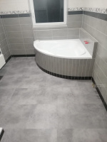  Ukazka-realizace-vinylove-podlaha-BUKOMA-STONE-UCLICK-Beton-Kamen-Sedy v koupelne2